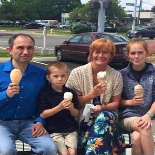 Stranger snaps photo of family eating ice cream together – days later receives text that changes everything