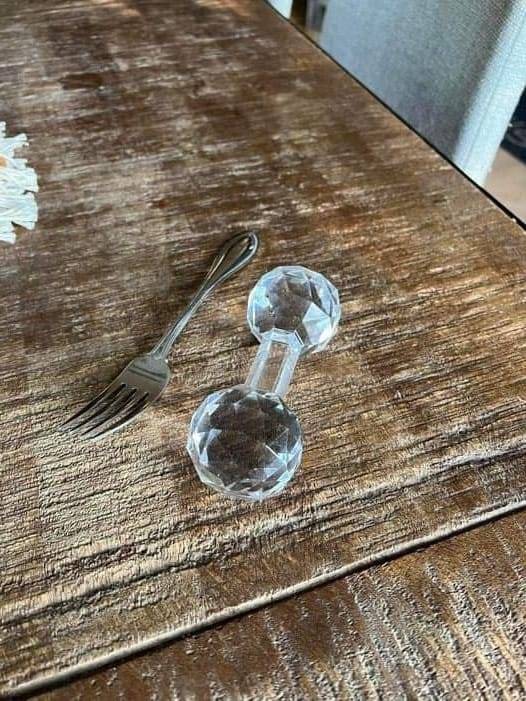 At my mother-in-law’s house, there are greasy dishes etc. I found it where it is. What?? There’s a fork there to measure